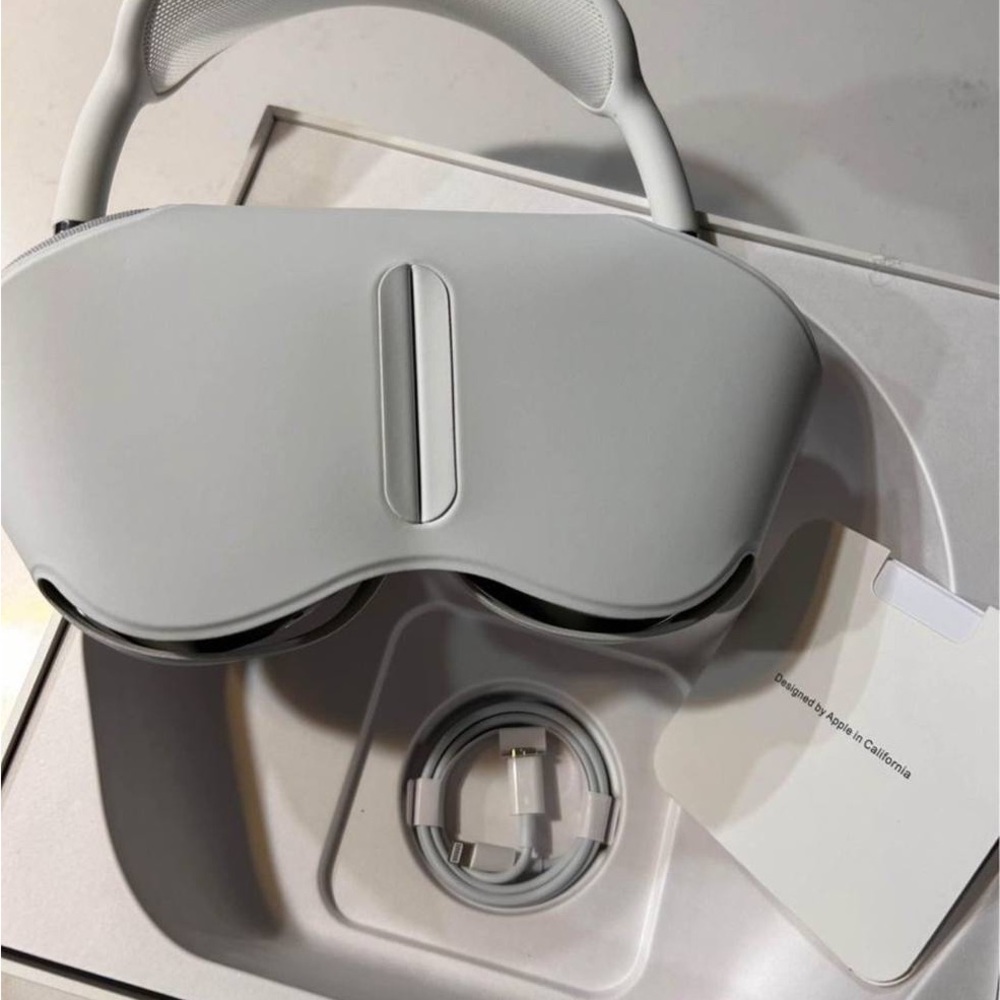 Apple White Standalone VR Headset with Sleek Design